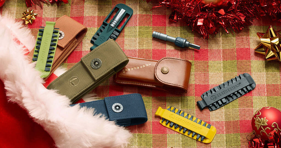 Translation missing: fr.Assorted Leatherman nylon sheaths, bit kit, and ratchet driver on a festive background with holiday decorations