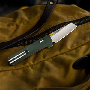 Translation missing: es.Leatherman Glider lying on a bag, indicating a scene to outdoor activities