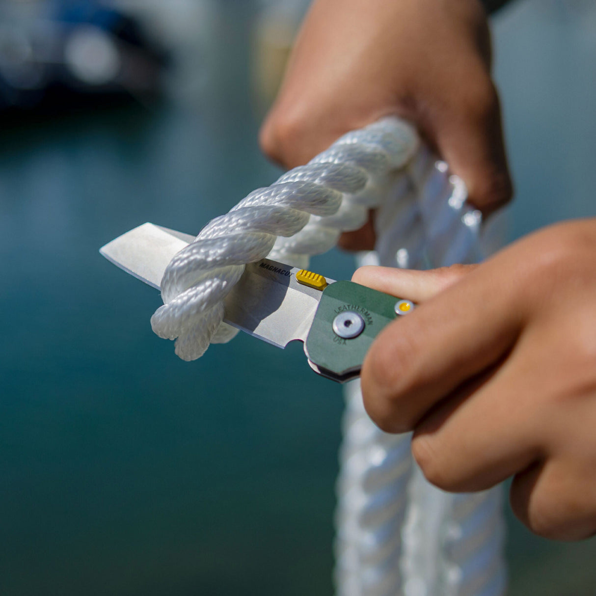 Translation missing: es.A person using Leatherman Glider to cut through a thick rope