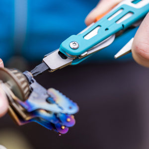 Translation missing: de.A person uses a Leatherman Signal to cut a tighten a screw, illustrating their skill and craftsmanship