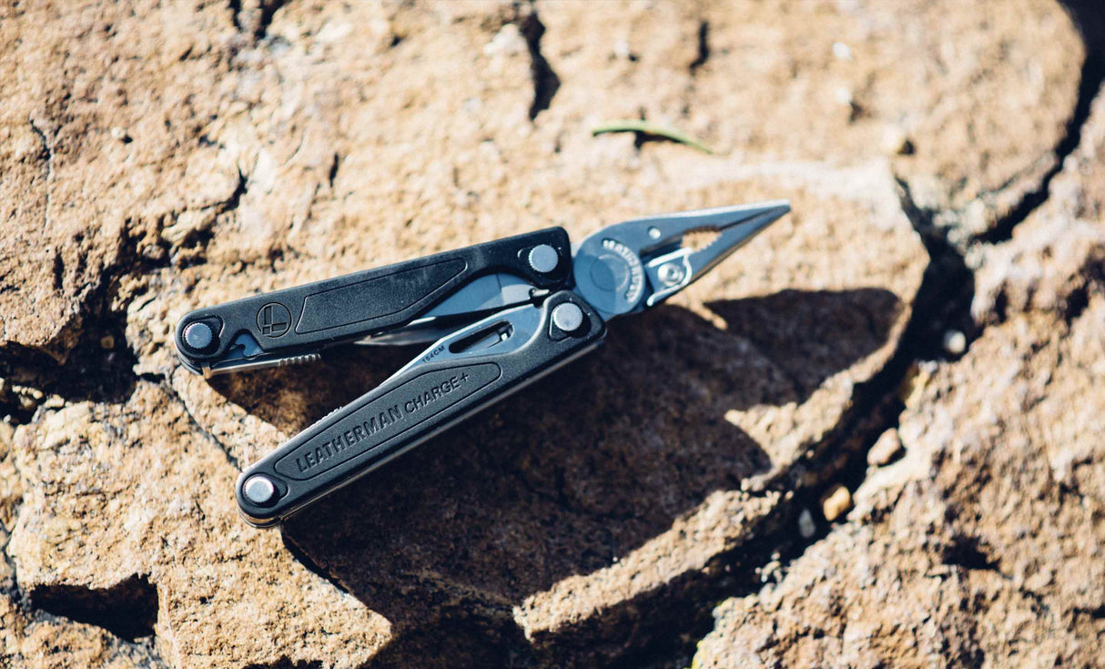 Translation missing: en.Opening the Charge Plus serrated blade and cutting hook