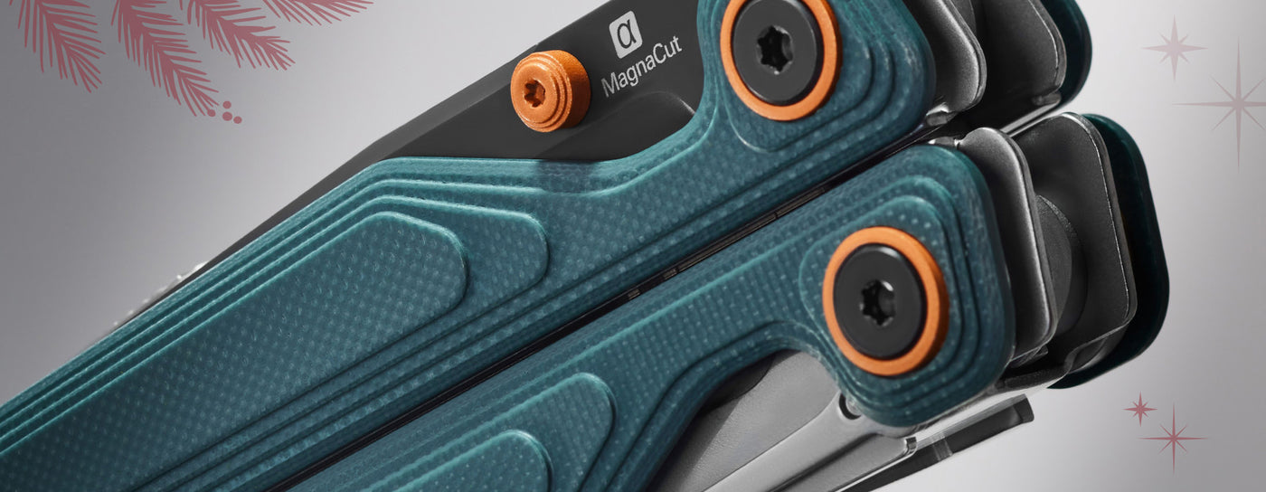 Translation missing: fr.Leatherman Wave Alpha with orange and blue handle resting on a neutral background