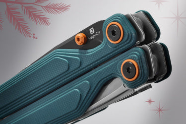 Translation missing: fr.Leatherman Wave Alpha with orange and blue handle resting on a neutral background