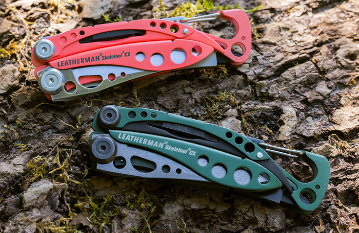 Translation missing: de.Two Leatherman Skeletool CX are positioned on the ground, showcasing their various tools and features
