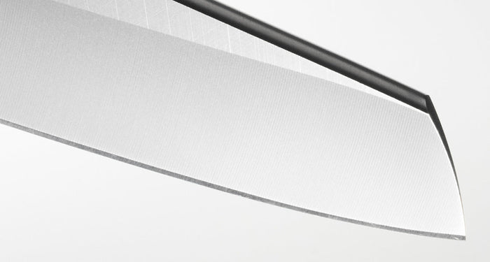 Translation missing: nl.Close-up of a sharp kitchen knife blade on a white background, showcasing its sleek metal finish