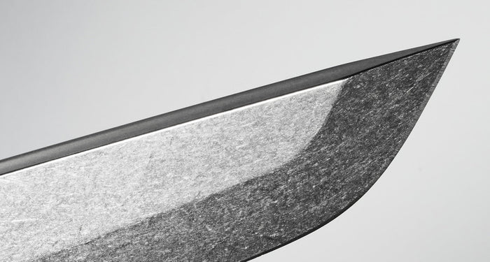 Translation missing: nl.Close-up of a sharp knife blade showcasing its sleek, polished edge and metallic texture against a gray background