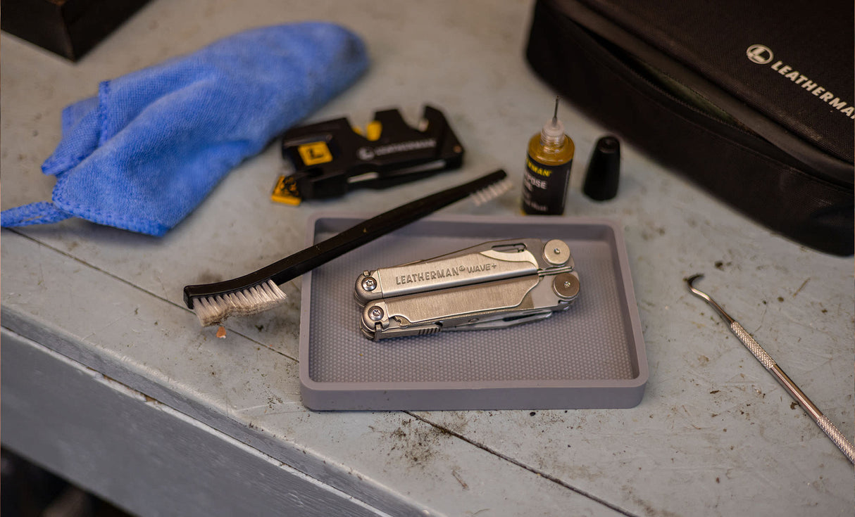 Translation missing: de.Leatherman maintenance kit with a Wave