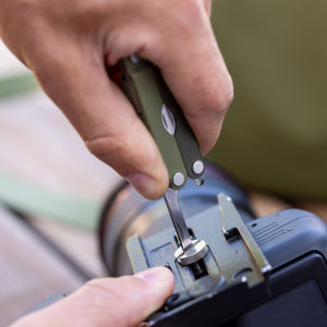 Translation missing: fr.A person using the medium screwdriver on a Spruce Leatherman Micra® to tighten a camera mount