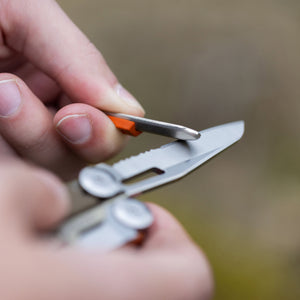 Translation missing: es.A person using the sharpener on a Mesa Verde Leatherman Signal® blade