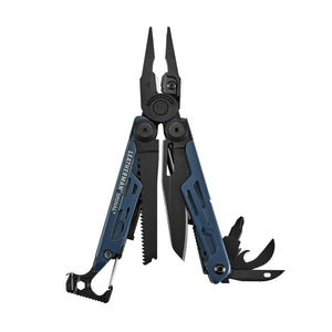 Translation missing: de.Nocturnal Leatherman Signal® multi-tool showcasing pliers, blades, and other essential features for outdoor adventures