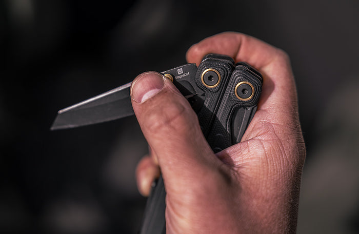 Translation missing: de.Close-up of a hand holding a Black Leatherman Wave® Alpha multi-tool with a partially open blade